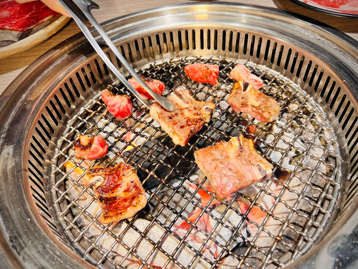 【羊角 炭火燒肉】台中燒肉美食吃到飽推薦,火烤兩吃869元起,新鮮嚴選食材奢華饗宴,台中聚會餐廳首選! - 第24張圖