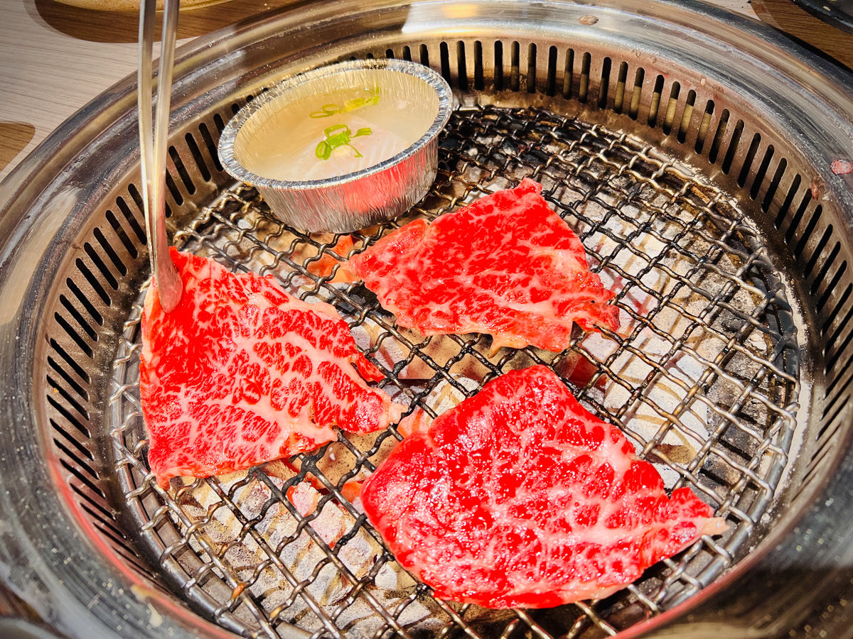 【羊角 炭火燒肉】台中燒肉美食吃到飽推薦,火烤兩吃869元起,新鮮嚴選食材奢華饗宴,台中聚會餐廳首選! - 第21張圖