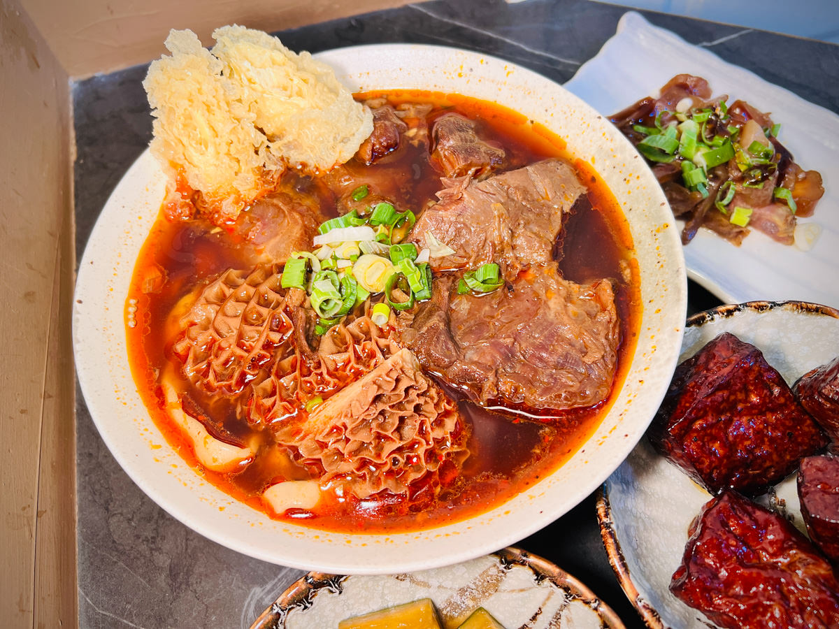 【吾時•食】新北板橋牛肉麵推薦,板橋網路熱搜巷弄排隊美食,記憶中的純淨原味,來板橋必吃的牛肉麵! - 第13張圖