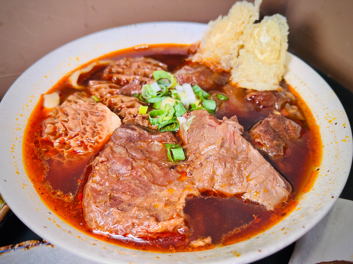 【吾時•食】新北板橋牛肉麵推薦,板橋網路熱搜巷弄排隊美食,記憶中的純淨原味,來板橋必吃的牛肉麵! - 第14張圖