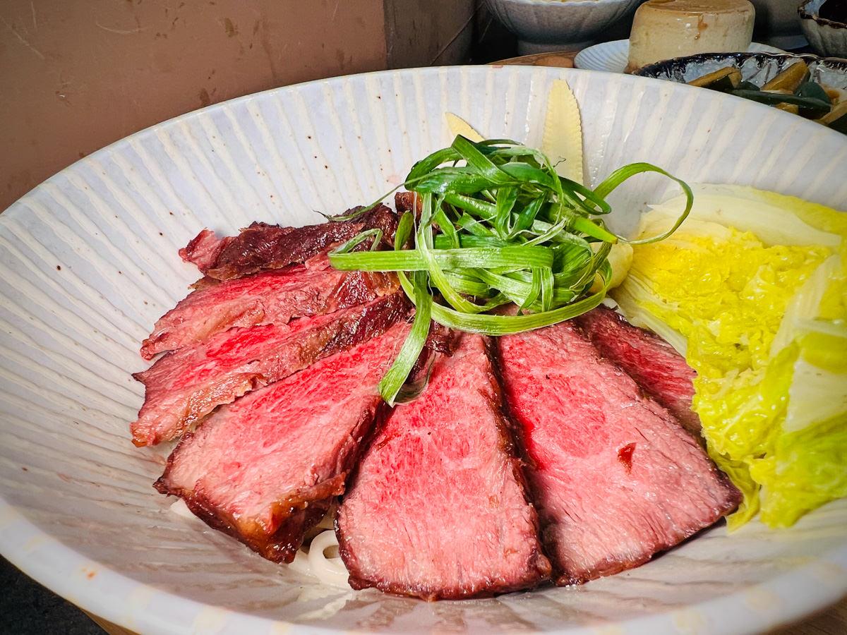 【吾時•食】新北板橋牛肉麵推薦,板橋網路熱搜巷弄排隊美食,記憶中的純淨原味,來板橋必吃的牛肉麵! - 第19張圖