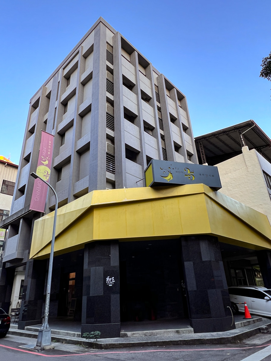 【逢甲25行館】台中逢甲住宿推薦,號稱台中西屯區最平價商旅,每房設有獨立陽台! - 第2張圖