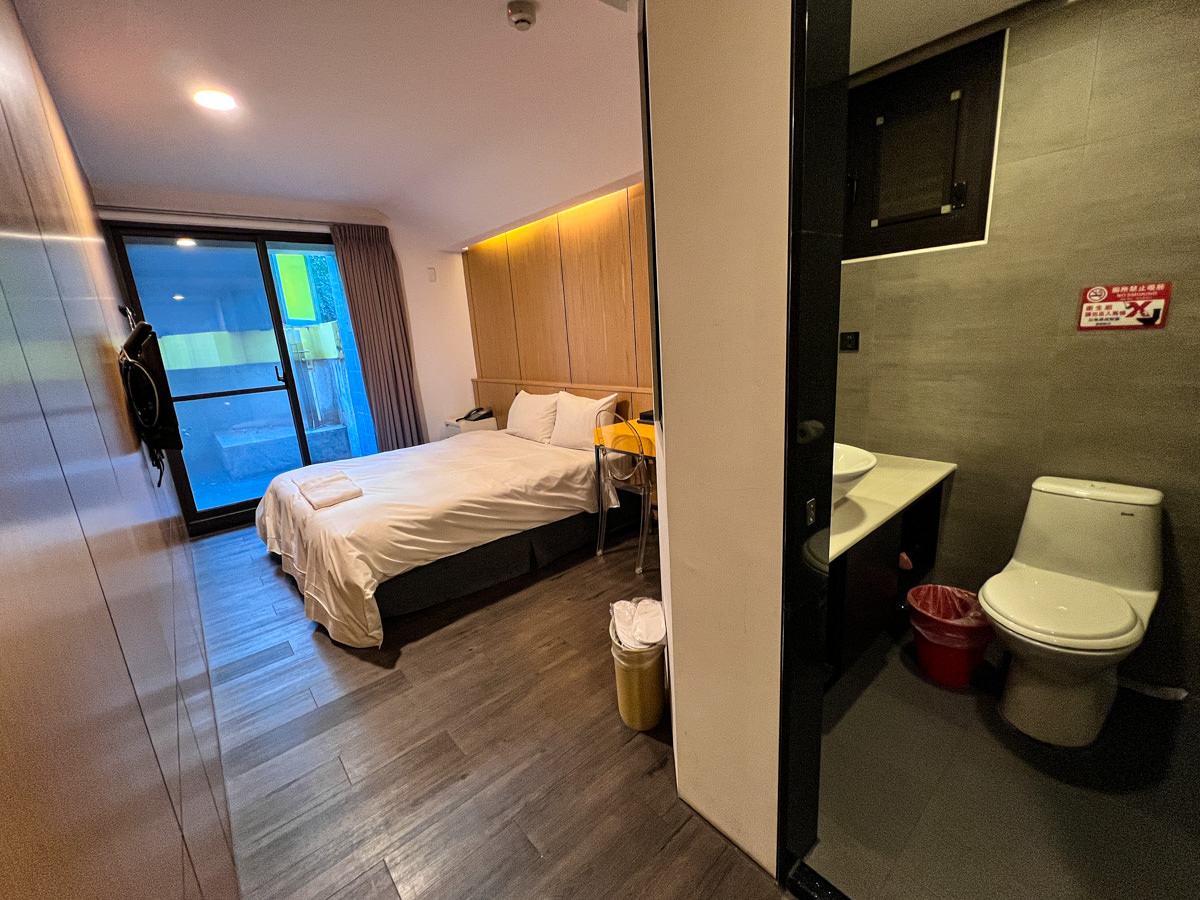 【逢甲25行館】台中逢甲住宿推薦,號稱台中西屯區最平價商旅,每房設有獨立陽台! - 第6張圖