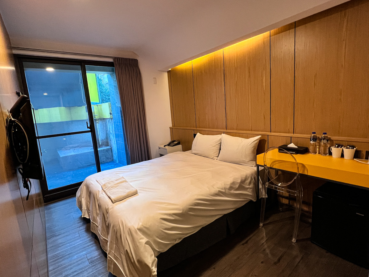 【逢甲25行館】台中逢甲住宿推薦,號稱台中西屯區最平價商旅,每房設有獨立陽台! - 第7張圖
