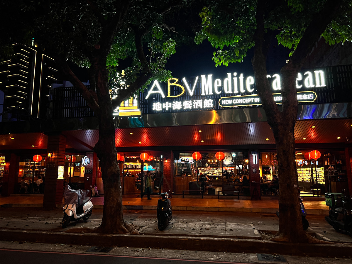 【ABV 地中海餐酒館】台中網美餐酒館推薦,全台唯一700款啤酒長廊,道地歐陸料理美食饗宴! - 第2張圖