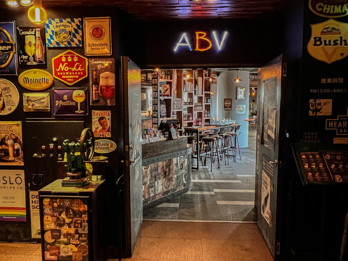 【ABV 閣樓餐酒館】板橋唯一高樓景觀餐酒館!享受道地歐陸料理美食,板橋府中約會餐廳推薦! - 第1張圖