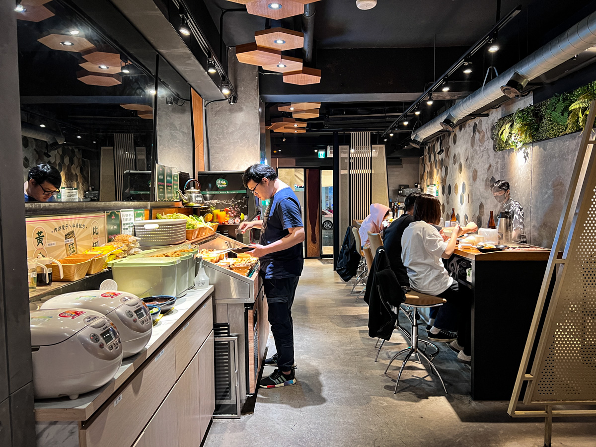 【狂一鍋】網路票選10大必吃台式火鍋!全台門市破1萬則Google評論平均4.7星,平日中午每日宵夜299元起搭配自助菜盤DIY - 第8張圖