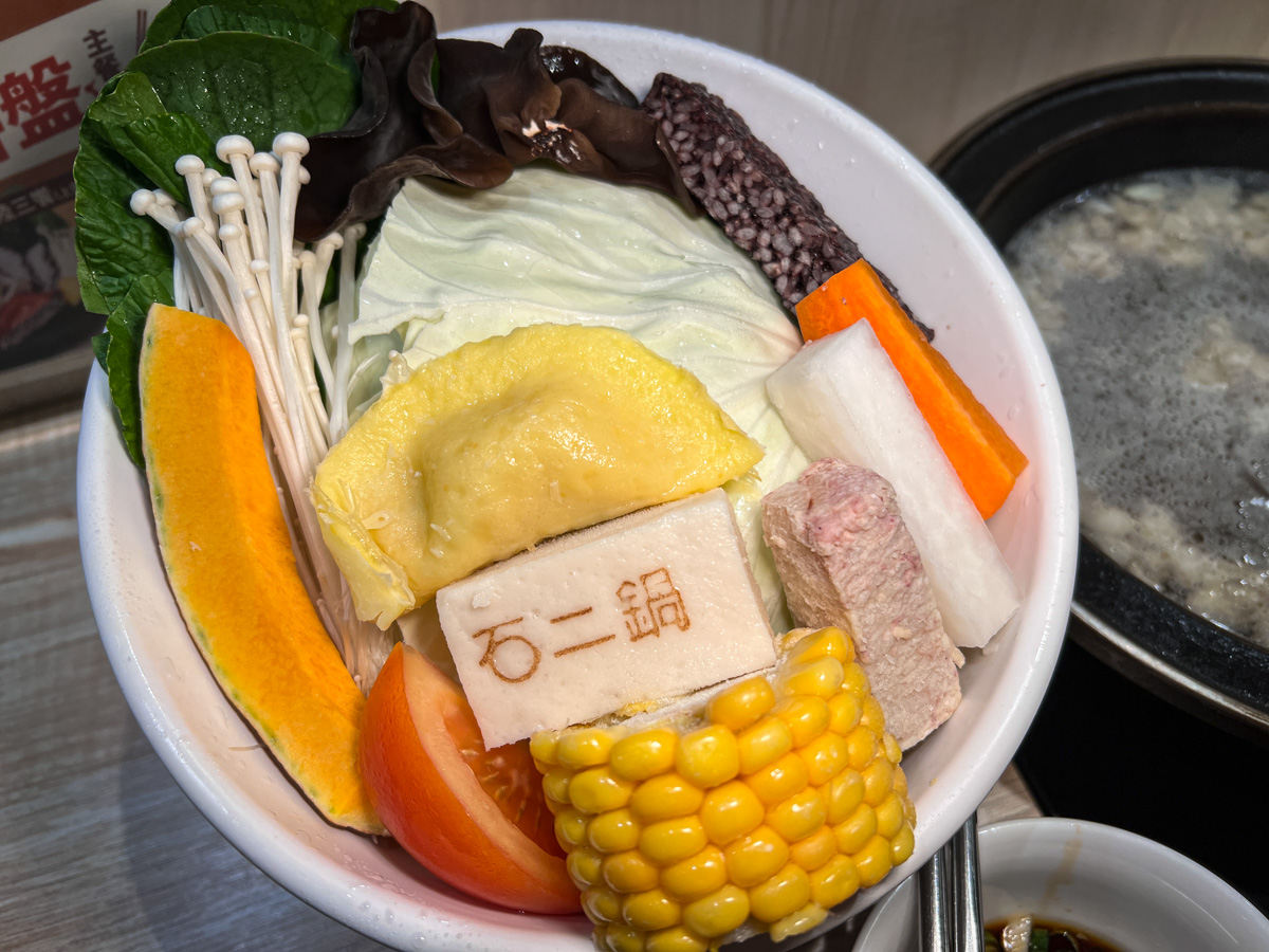【狂一鍋】網路票選10大必吃台式火鍋!全台門市破1萬則Google評論平均4.7星,平日中午每日宵夜299元起搭配自助菜盤DIY - 第45張圖