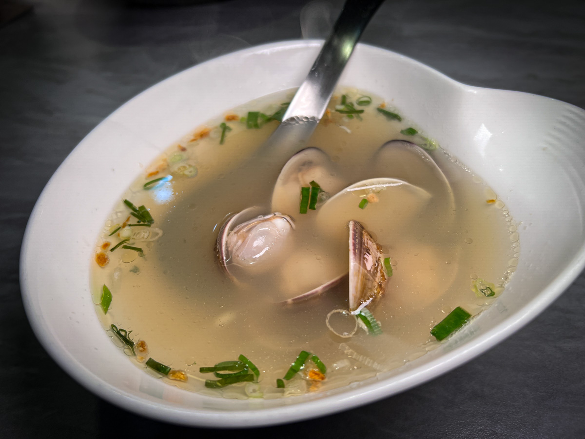 【搞搞泰式定食】台南中西區必吃美食推薦,真功夫的泰式料理,打拋豬肉飯一吃就圈粉,竟然有比50元大的蛤蠣! - 第13張圖