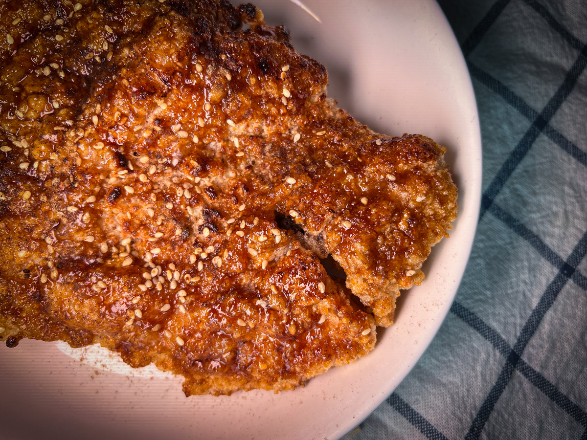 【島中火燒雞】台北士林隱藏美食推薦,超巨大炭烤雞排只要95元!加5元多一杯紅茶!社子島新開幕必吃宵夜 - 第13張圖