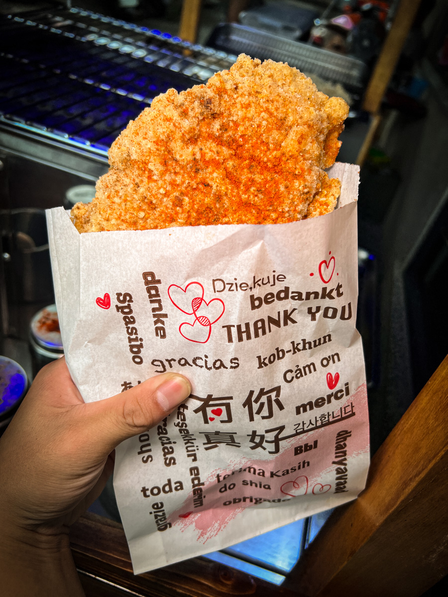 【島中火燒雞】台北士林隱藏美食推薦,超巨大炭烤雞排只要95元!加5元多一杯紅茶!社子島新開幕必吃宵夜 - 第18張圖
