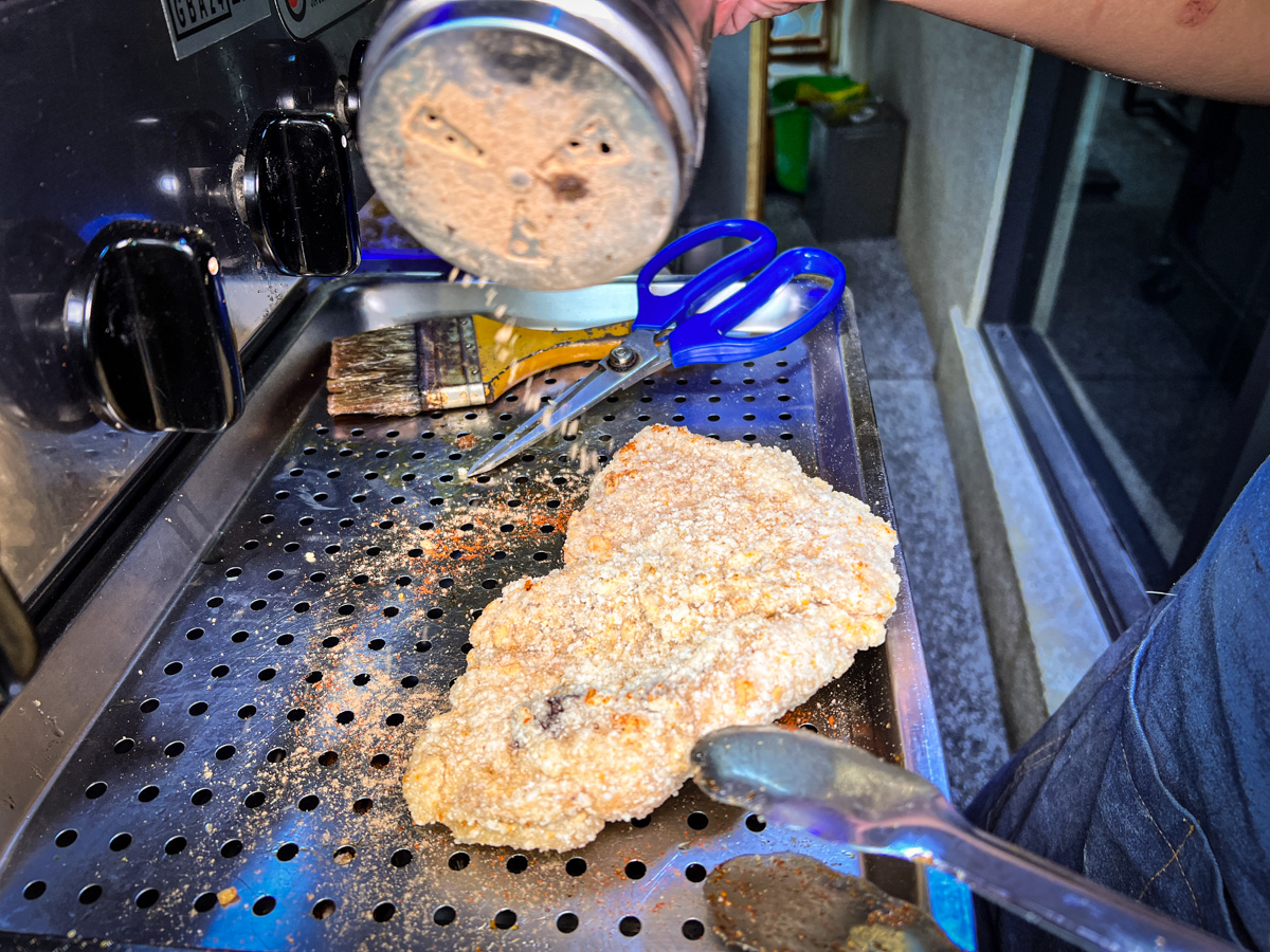 【島中火燒雞】台北士林隱藏美食推薦,超巨大炭烤雞排只要95元!加5元多一杯紅茶!社子島新開幕必吃宵夜 - 第9張圖