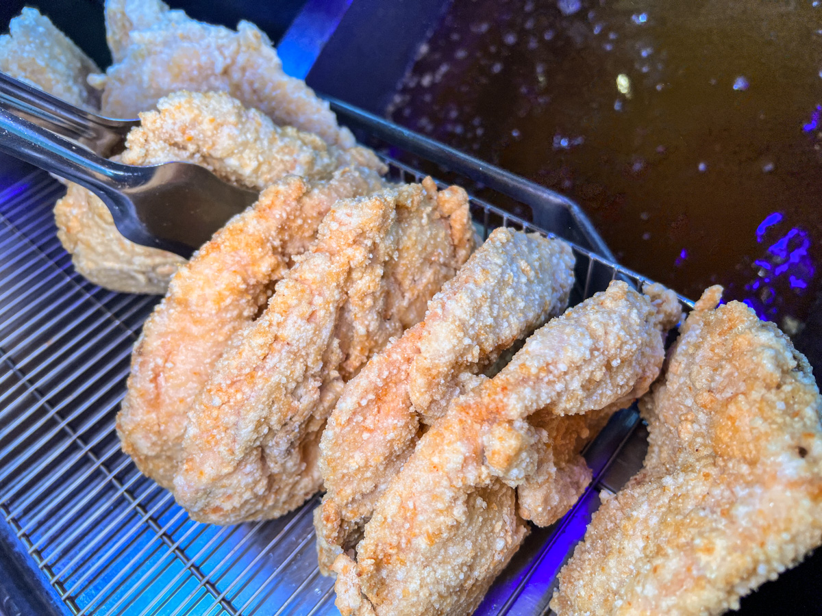 【島中火燒雞】台北士林隱藏美食推薦,超巨大炭烤雞排只要95元!加5元多一杯紅茶!社子島新開幕必吃宵夜 - 第6張圖