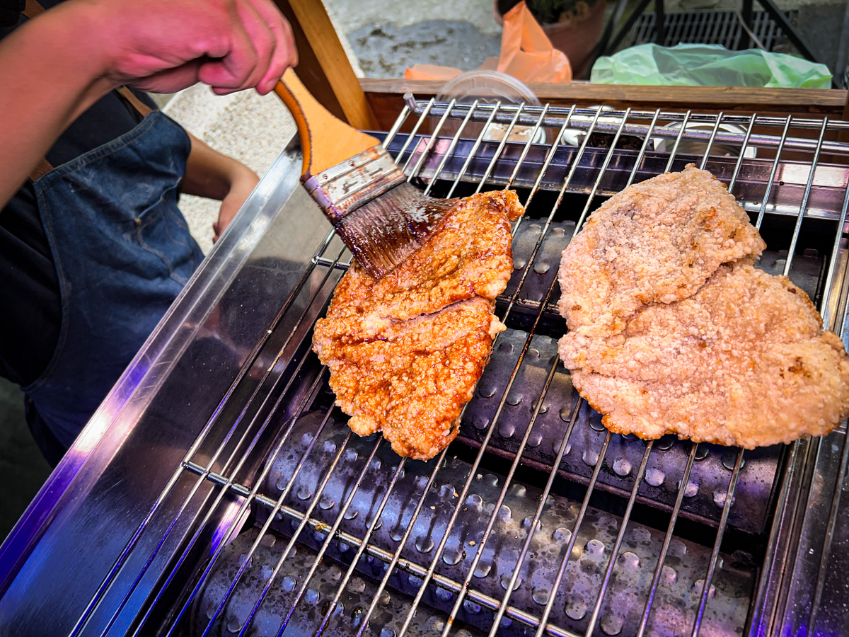 【島中火燒雞】台北士林隱藏美食推薦,超巨大炭烤雞排只要95元!加5元多一杯紅茶!社子島新開幕必吃宵夜 - 第8張圖