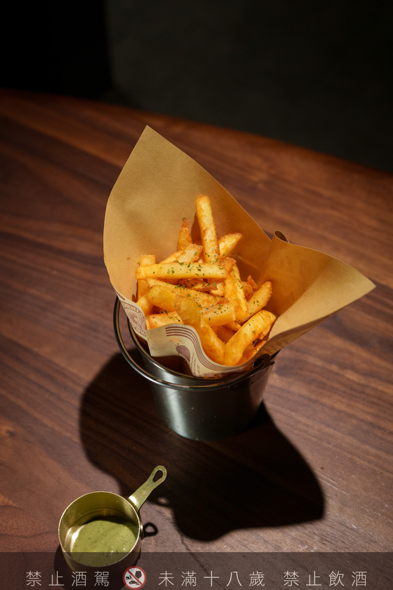 【無心戒酒互助會-同溫層俱樂部】台北西門最熱門餐酒館推薦，特色必點Bucket桶調酒、同溫層特調，西門包場聚會餐廳首選！