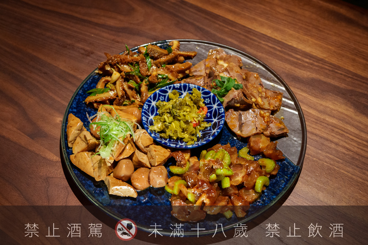 【無心戒酒互助會-同溫層俱樂部】台北西門最熱門餐酒館推薦，特色必點Bucket桶調酒、同溫層特調，西門包場聚會餐廳首選！