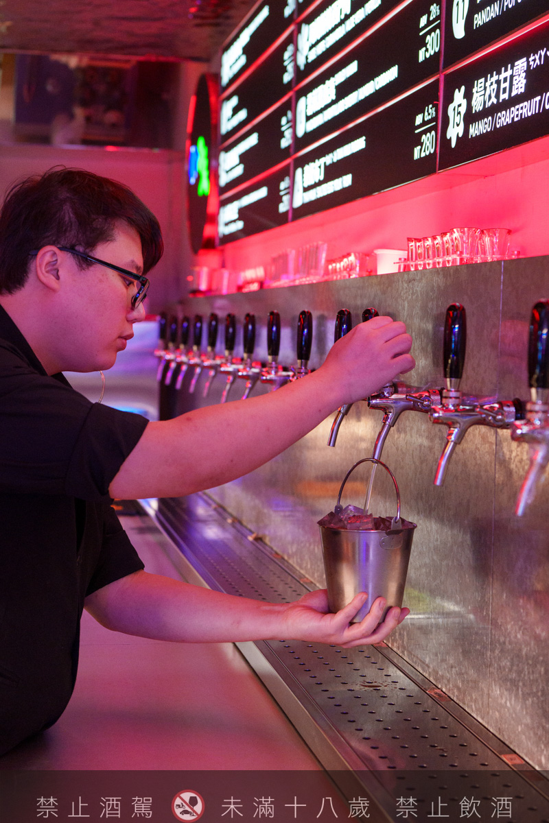 【無心戒酒互助會-同溫層俱樂部】台北西門最熱門餐酒館推薦，特色必點Bucket桶調酒、同溫層特調，西門包場聚會餐廳首選！