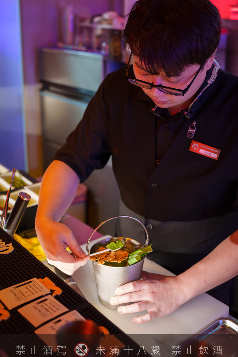 【無心戒酒互助會-同溫層俱樂部】台北西門最熱門餐酒館推薦，特色必點Bucket桶調酒、同溫層特調，西門包場聚會餐廳首選！