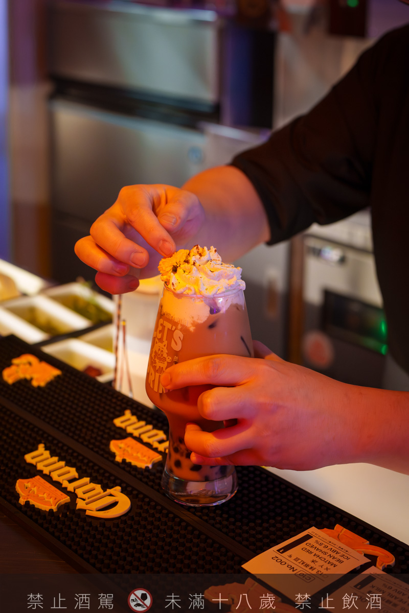 【無心戒酒互助會-同溫層俱樂部】台北西門最熱門餐酒館推薦，特色必點Bucket桶調酒、同溫層特調，西門包場聚會餐廳首選！