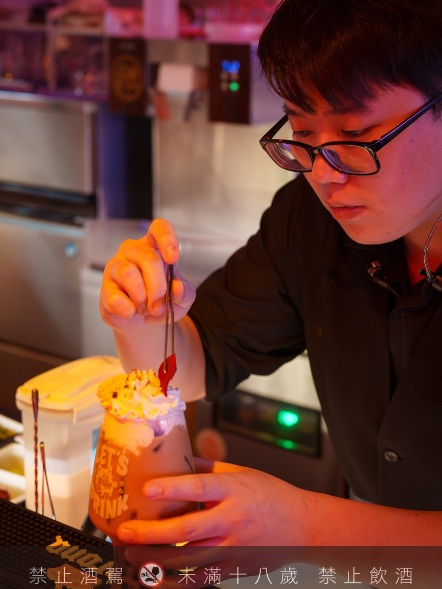 【無心戒酒互助會-同溫層俱樂部】台北西門最熱門餐酒館推薦，特色必點Bucket桶調酒、同溫層特調，西門包場聚會餐廳首選！