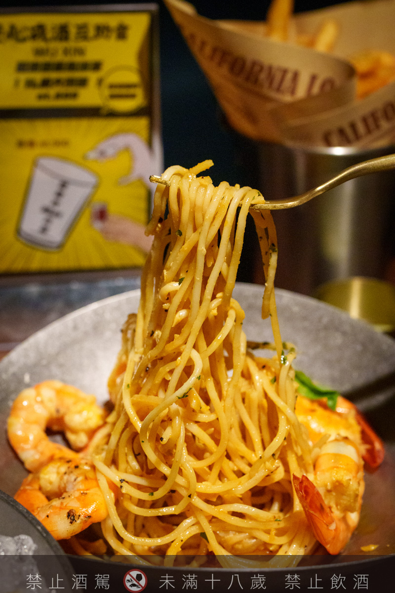 【無心戒酒互助會-同溫層俱樂部】台北西門最熱門餐酒館推薦，特色必點Bucket桶調酒、同溫層特調，西門包場聚會餐廳首選！