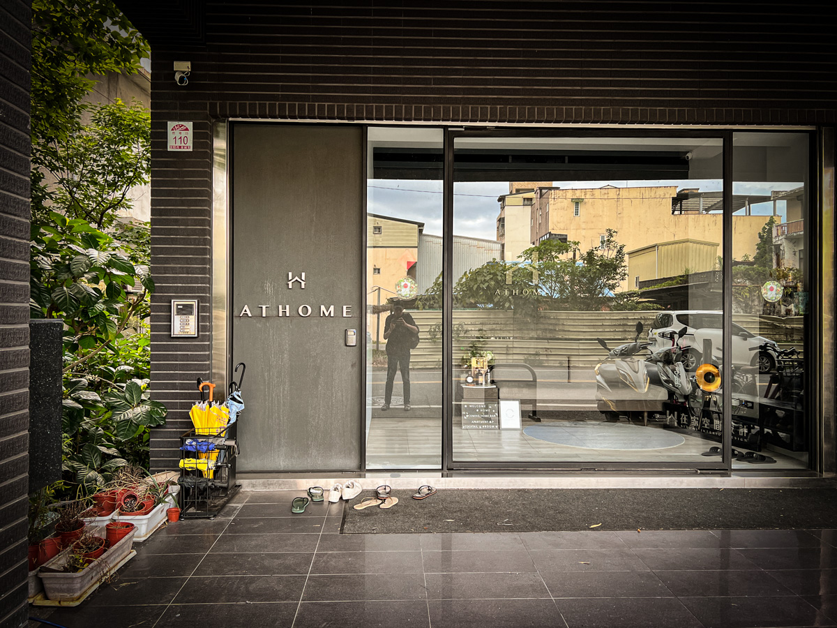 【Coming Home Apartment】宜蘭民宿推薦,結合住宿與酒吧的夢幻渡假民宿!趨近完美的質感設計裝潢,喝完酒直接上樓睡覺好幸福! - 第1張圖