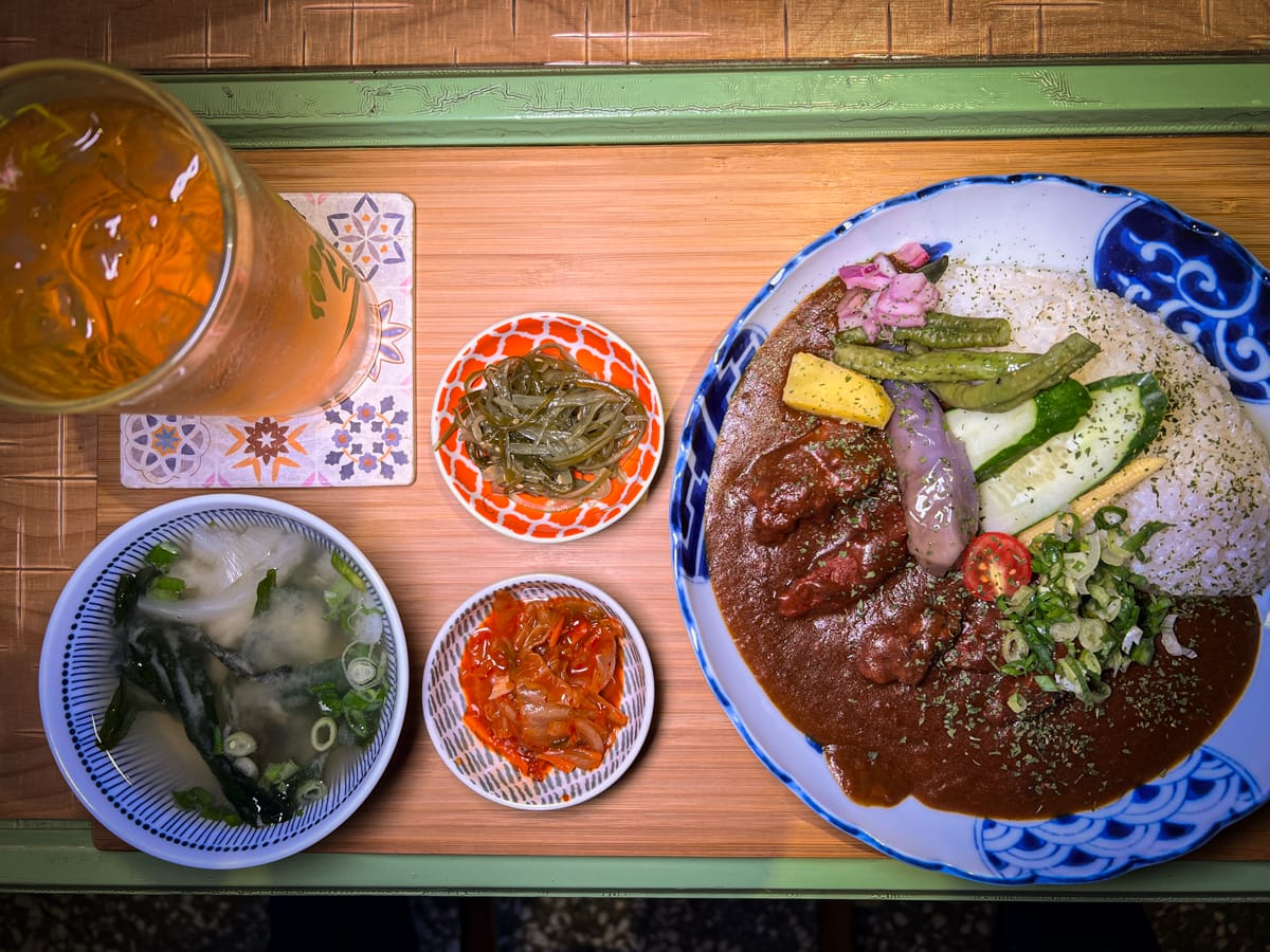 【哇咖吚哩-咖哩製造所】宜蘭超好吃咖哩飯只要290元附小菜飲品!Google評論4.9的宜蘭巷弄美食推薦,懷舊復古特色餐廳 - 第16張圖