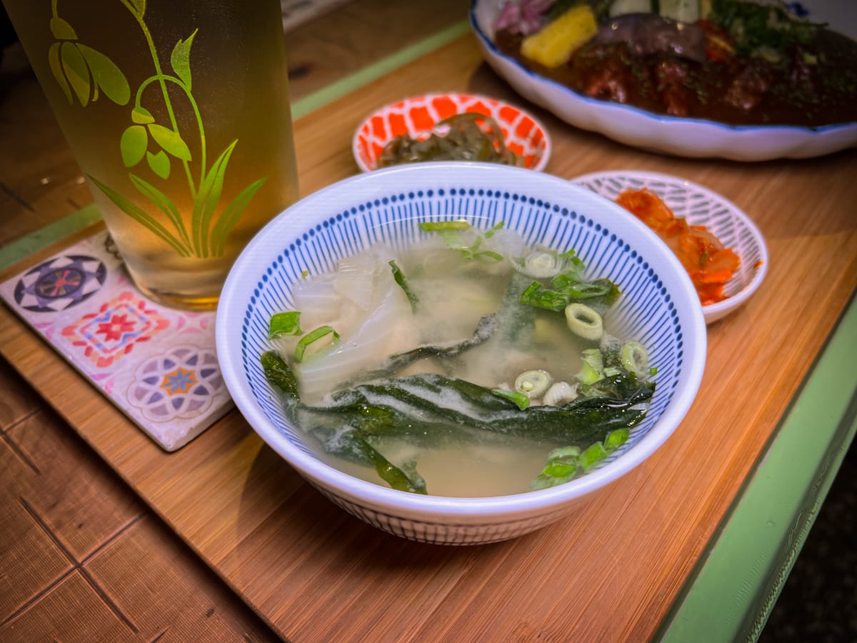 【哇咖吚哩-咖哩製造所】宜蘭超好吃咖哩飯只要290元附小菜飲品!Google評論4.9的宜蘭巷弄美食推薦,懷舊復古特色餐廳 - 第21張圖