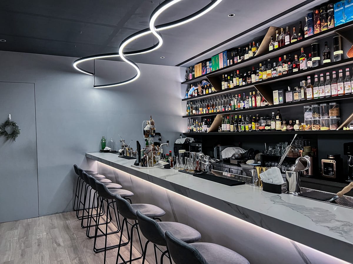【Coming Home Bar】宜蘭網美酒吧推薦,打造宜蘭最Chill的喝酒聚會新地標,特色調酒如藝術般創作,人氣提拉米蘇限量供應! - 第4張圖