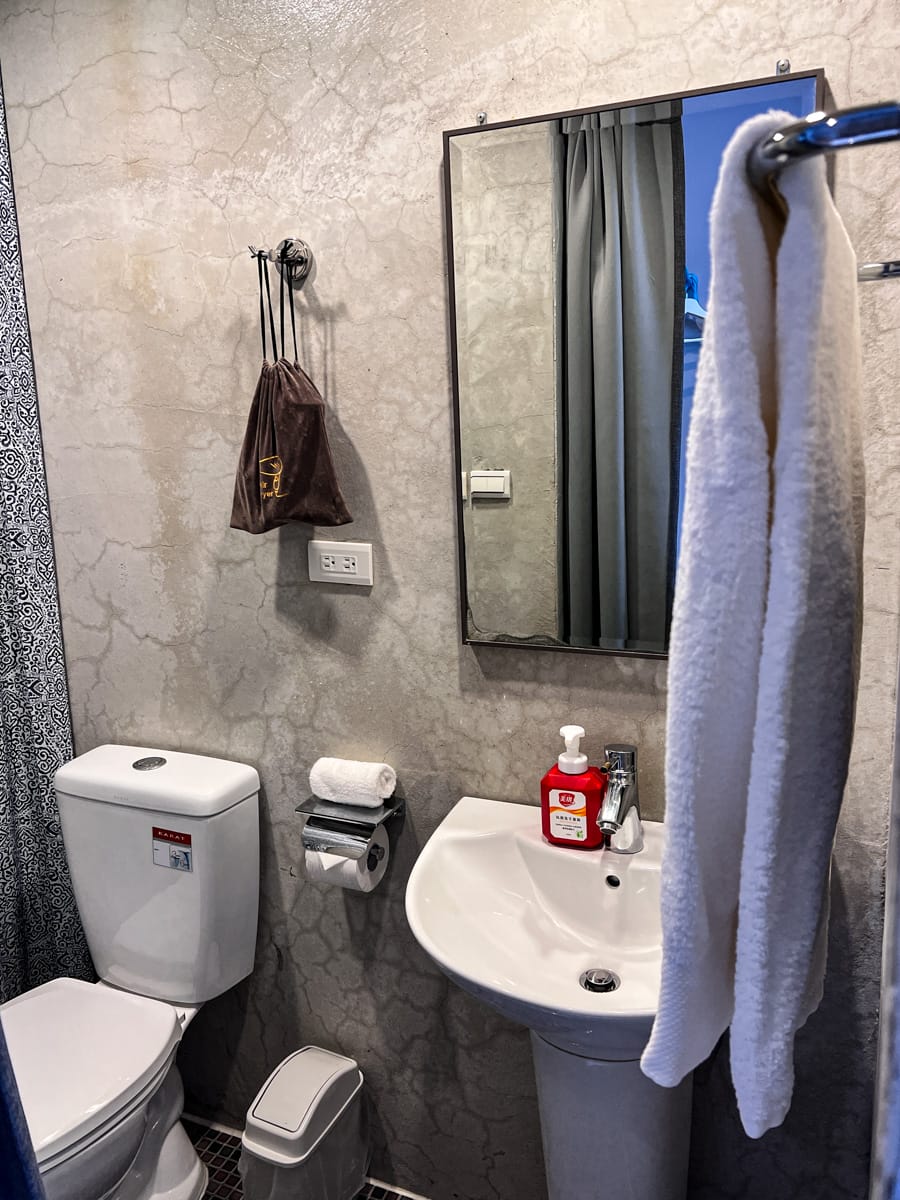 【M Bar House】九份唯一酒吧民宿推薦,在床上欣賞藍天白雲的夢幻奢侈待遇,復古懷舊工地風格的質感裝潢,出門上樓直接到酒吧! - 第17張圖