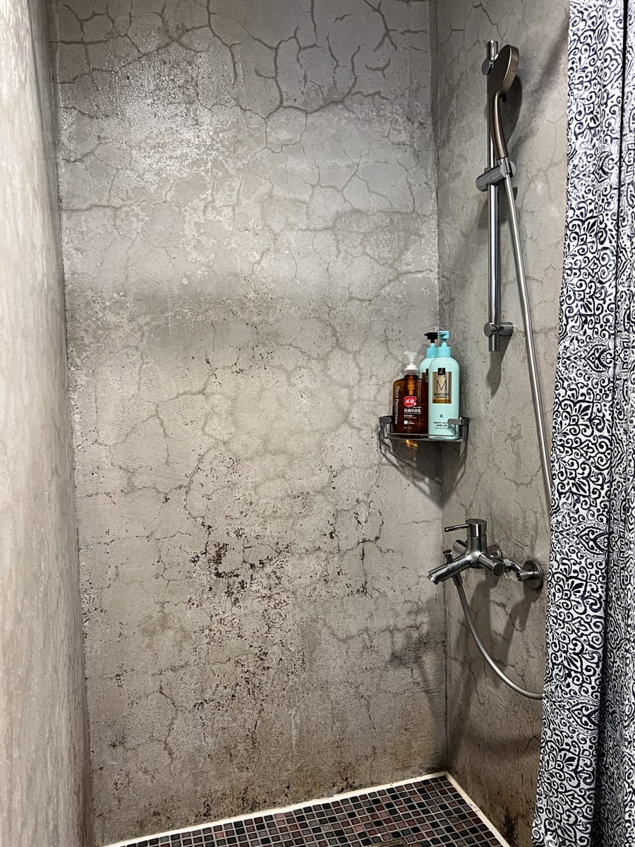 【M Bar House】九份唯一酒吧民宿推薦,在床上欣賞藍天白雲的夢幻奢侈待遇,復古懷舊工地風格的質感裝潢,出門上樓直接到酒吧! - 第18張圖