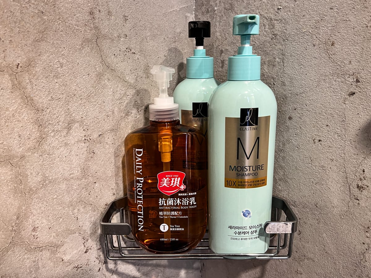 【M Bar House】九份唯一酒吧民宿推薦,在床上欣賞藍天白雲的夢幻奢侈待遇,復古懷舊工地風格的質感裝潢,出門上樓直接到酒吧! - 第19張圖