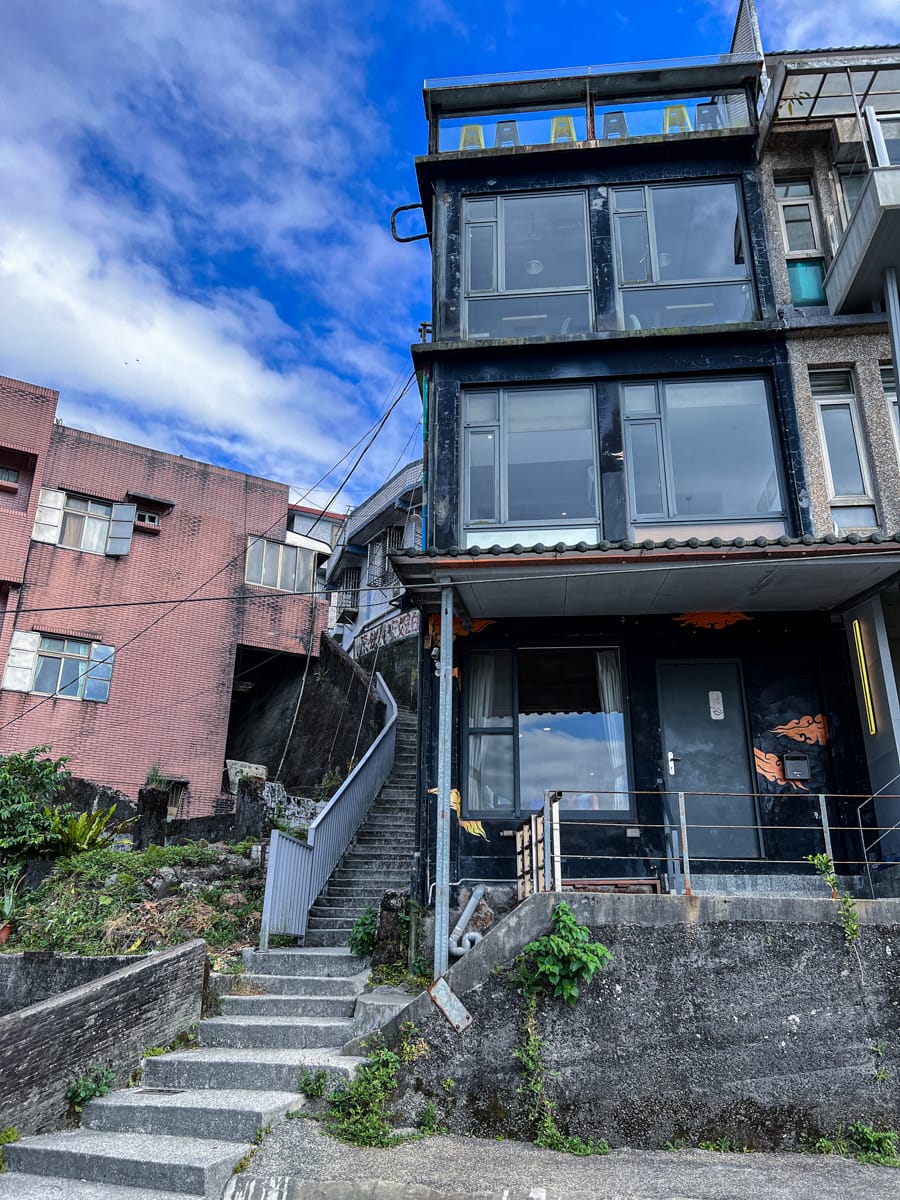 【M Bar House】九份唯一酒吧民宿推薦,在床上欣賞藍天白雲的夢幻奢侈待遇,復古懷舊工地風格的質感裝潢,出門上樓直接到酒吧! - 第2張圖
