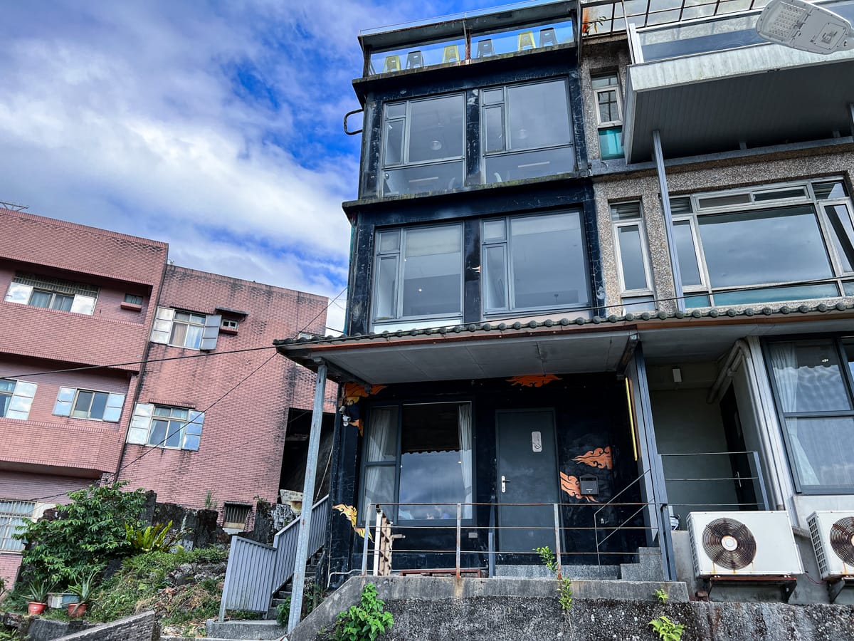 【M Bar House】九份唯一酒吧民宿推薦,在床上欣賞藍天白雲的夢幻奢侈待遇,復古懷舊工地風格的質感裝潢,出門上樓直接到酒吧! - 第1張圖
