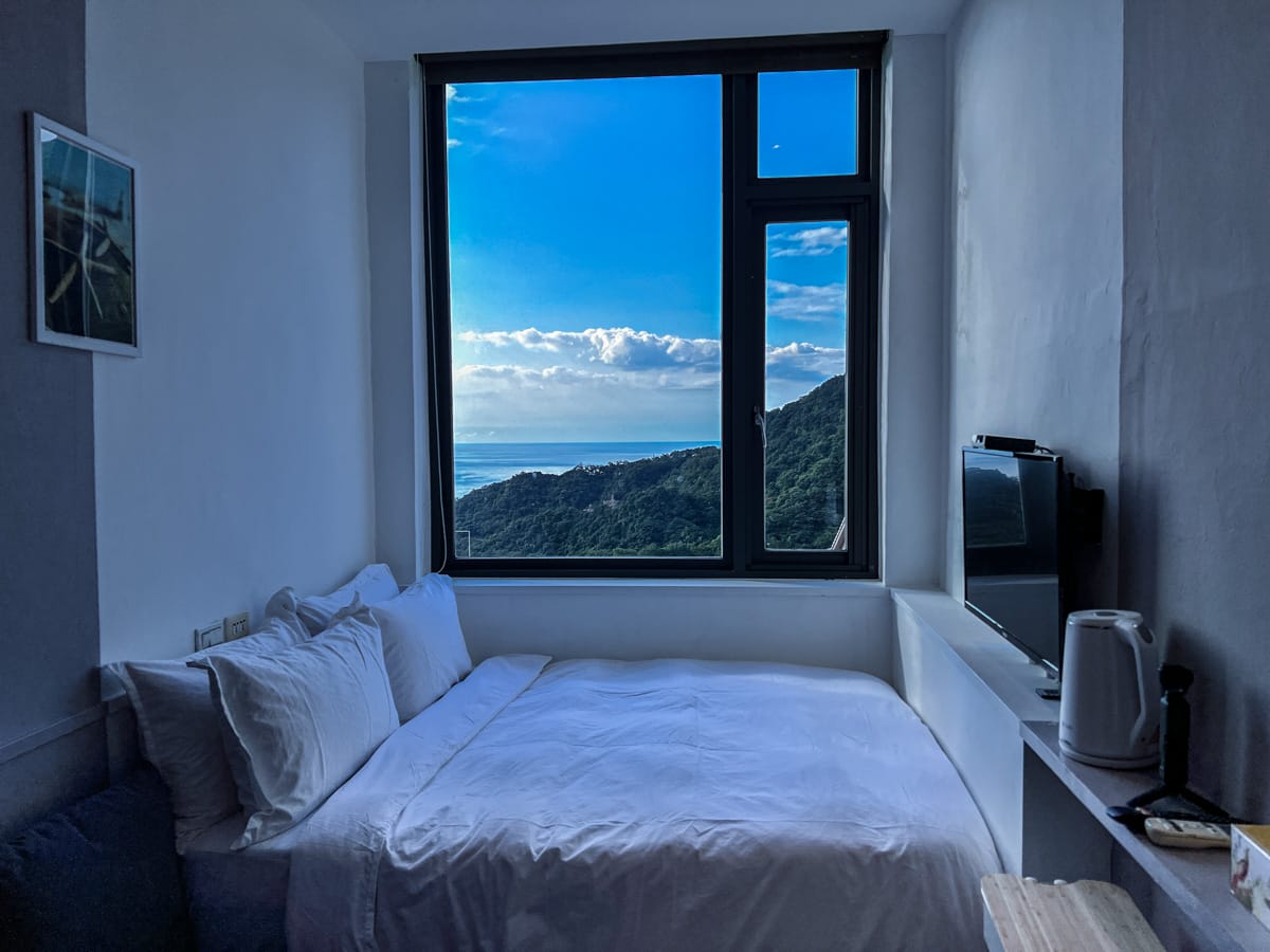 【M Bar House】九份唯一酒吧民宿推薦,在床上欣賞藍天白雲的夢幻奢侈待遇,復古懷舊工地風格的質感裝潢,出門上樓直接到酒吧! - 第5張圖
