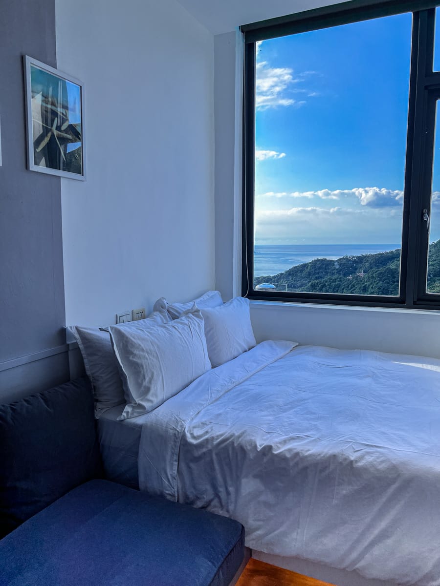 【M Bar House】九份唯一酒吧民宿推薦,在床上欣賞藍天白雲的夢幻奢侈待遇,復古懷舊工地風格的質感裝潢,出門上樓直接到酒吧! - 第9張圖