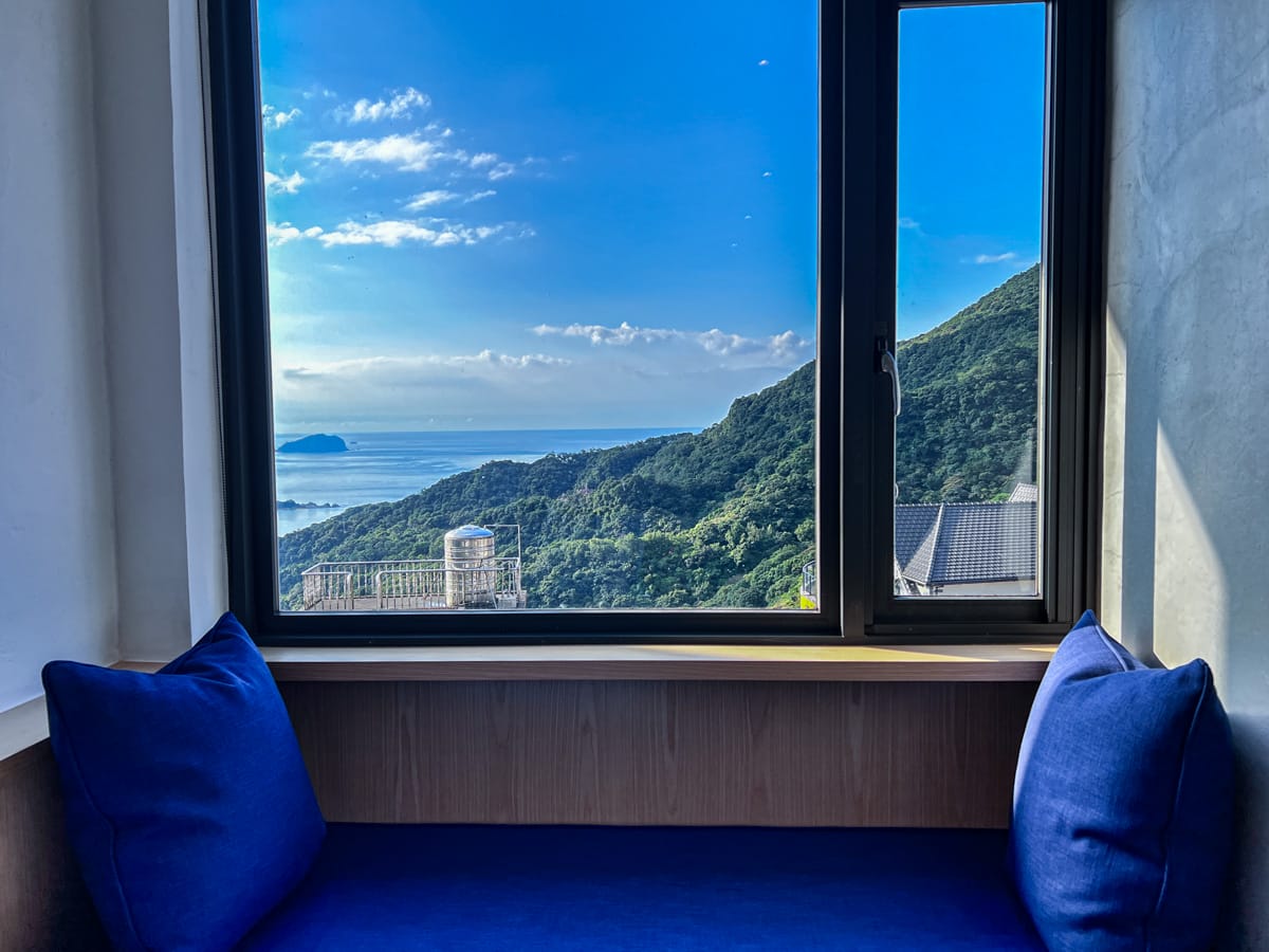 【M Bar House】九份唯一酒吧民宿推薦,在床上欣賞藍天白雲的夢幻奢侈待遇,復古懷舊工地風格的質感裝潢,出門上樓直接到酒吧! - 第26張圖