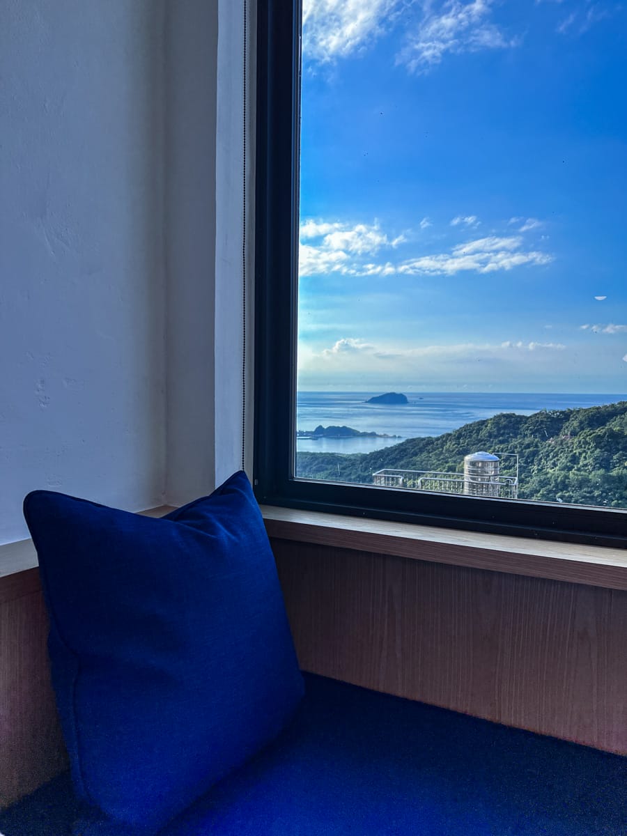 【M Bar House】九份唯一酒吧民宿推薦,在床上欣賞藍天白雲的夢幻奢侈待遇,復古懷舊工地風格的質感裝潢,出門上樓直接到酒吧! - 第27張圖
