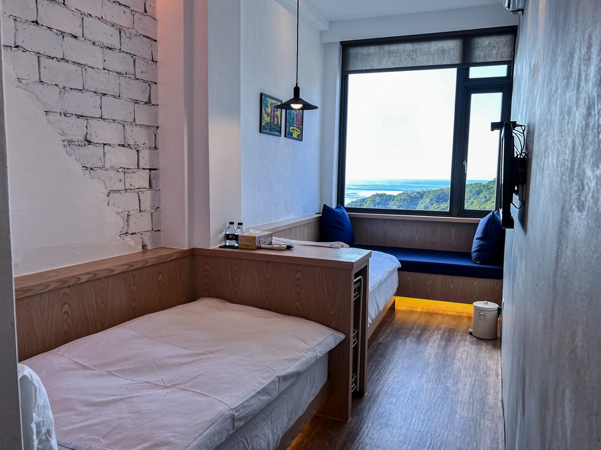【M Bar House】九份唯一酒吧民宿推薦,在床上欣賞藍天白雲的夢幻奢侈待遇,復古懷舊工地風格的質感裝潢,出門上樓直接到酒吧! - 第25張圖