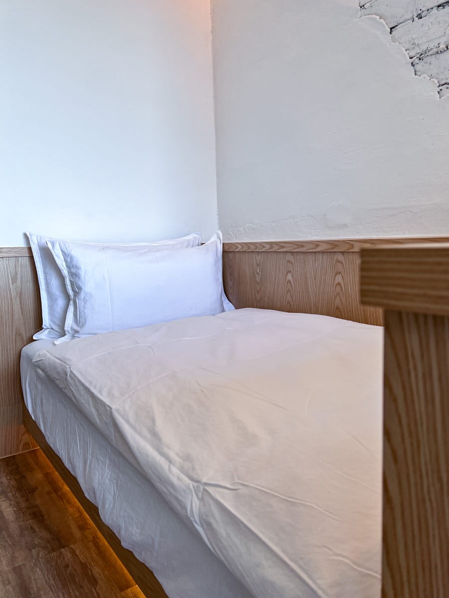 【M Bar House】九份唯一酒吧民宿推薦,在床上欣賞藍天白雲的夢幻奢侈待遇,復古懷舊工地風格的質感裝潢,出門上樓直接到酒吧! - 第29張圖