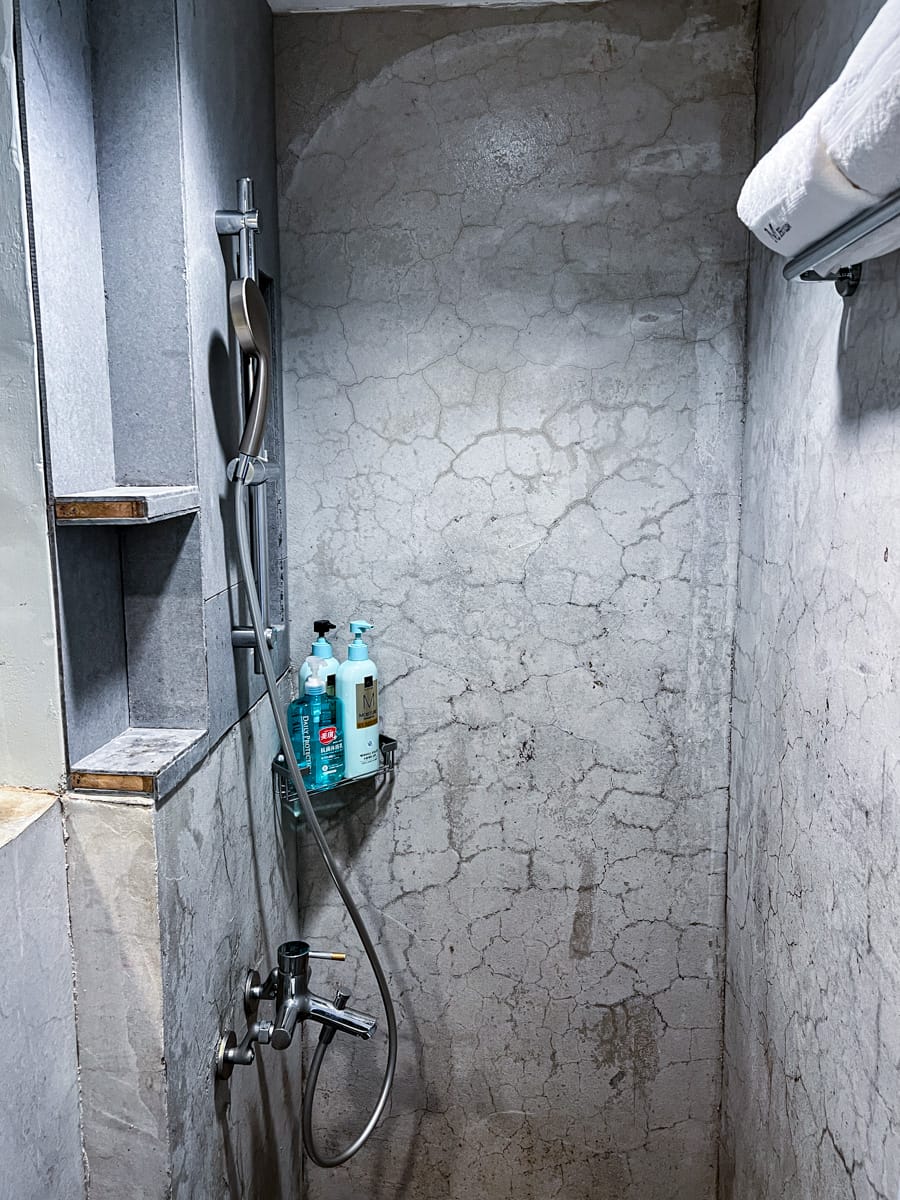 【M Bar House】九份唯一酒吧民宿推薦,在床上欣賞藍天白雲的夢幻奢侈待遇,復古懷舊工地風格的質感裝潢,出門上樓直接到酒吧! - 第35張圖