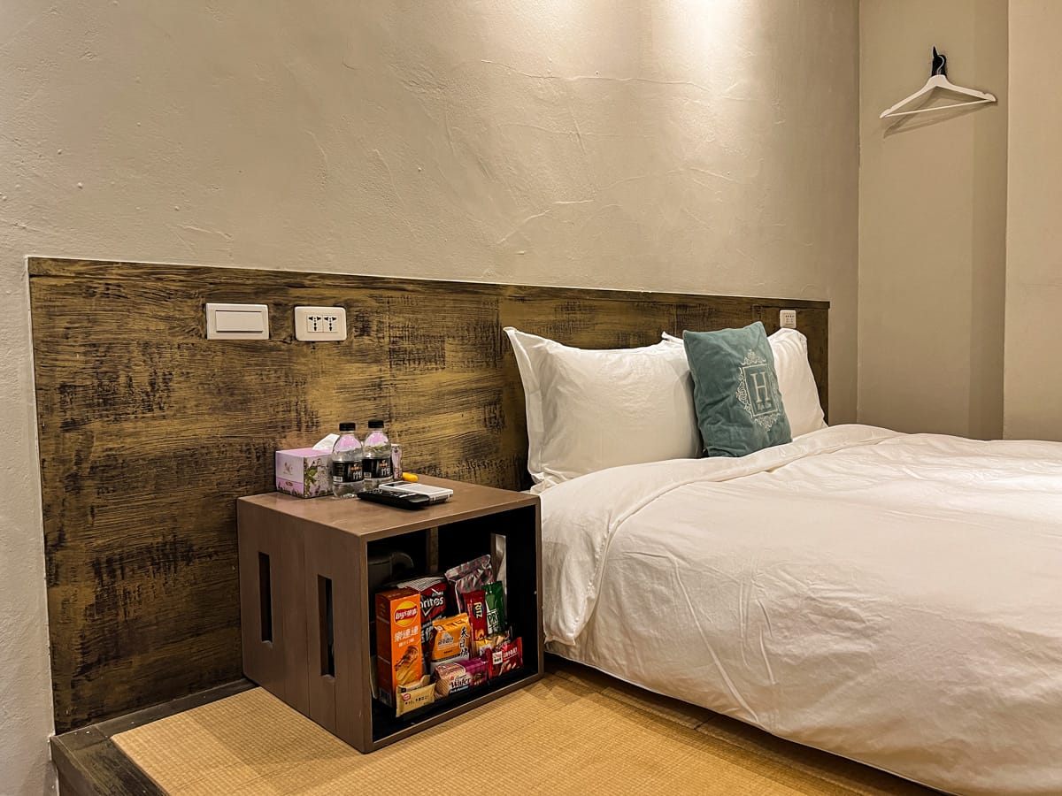 【M Bar House】九份唯一酒吧民宿推薦,在床上欣賞藍天白雲的夢幻奢侈待遇,復古懷舊工地風格的質感裝潢,出門上樓直接到酒吧! - 第36張圖