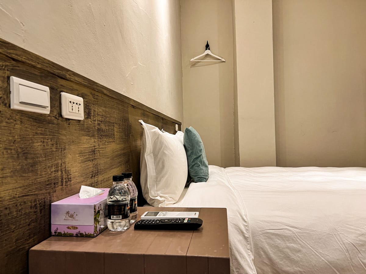 【M Bar House】九份唯一酒吧民宿推薦,在床上欣賞藍天白雲的夢幻奢侈待遇,復古懷舊工地風格的質感裝潢,出門上樓直接到酒吧! - 第37張圖
