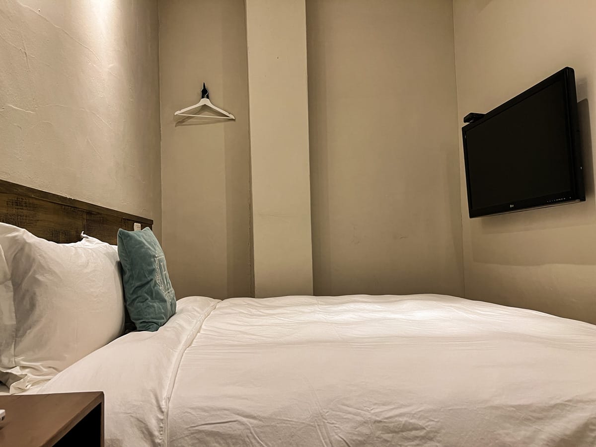 【M Bar House】九份唯一酒吧民宿推薦,在床上欣賞藍天白雲的夢幻奢侈待遇,復古懷舊工地風格的質感裝潢,出門上樓直接到酒吧! - 第38張圖