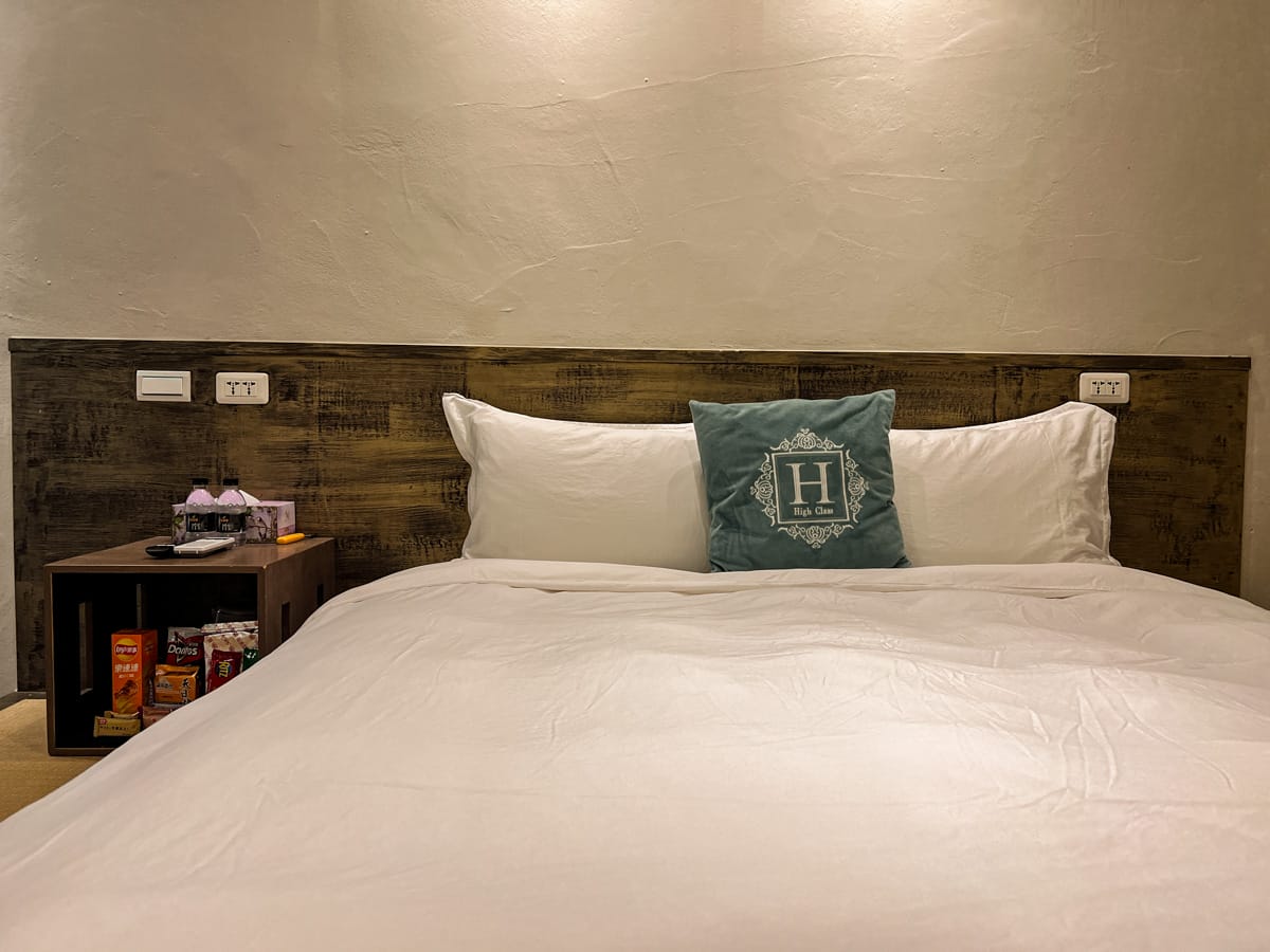 【M Bar House】九份唯一酒吧民宿推薦,在床上欣賞藍天白雲的夢幻奢侈待遇,復古懷舊工地風格的質感裝潢,出門上樓直接到酒吧! - 第40張圖