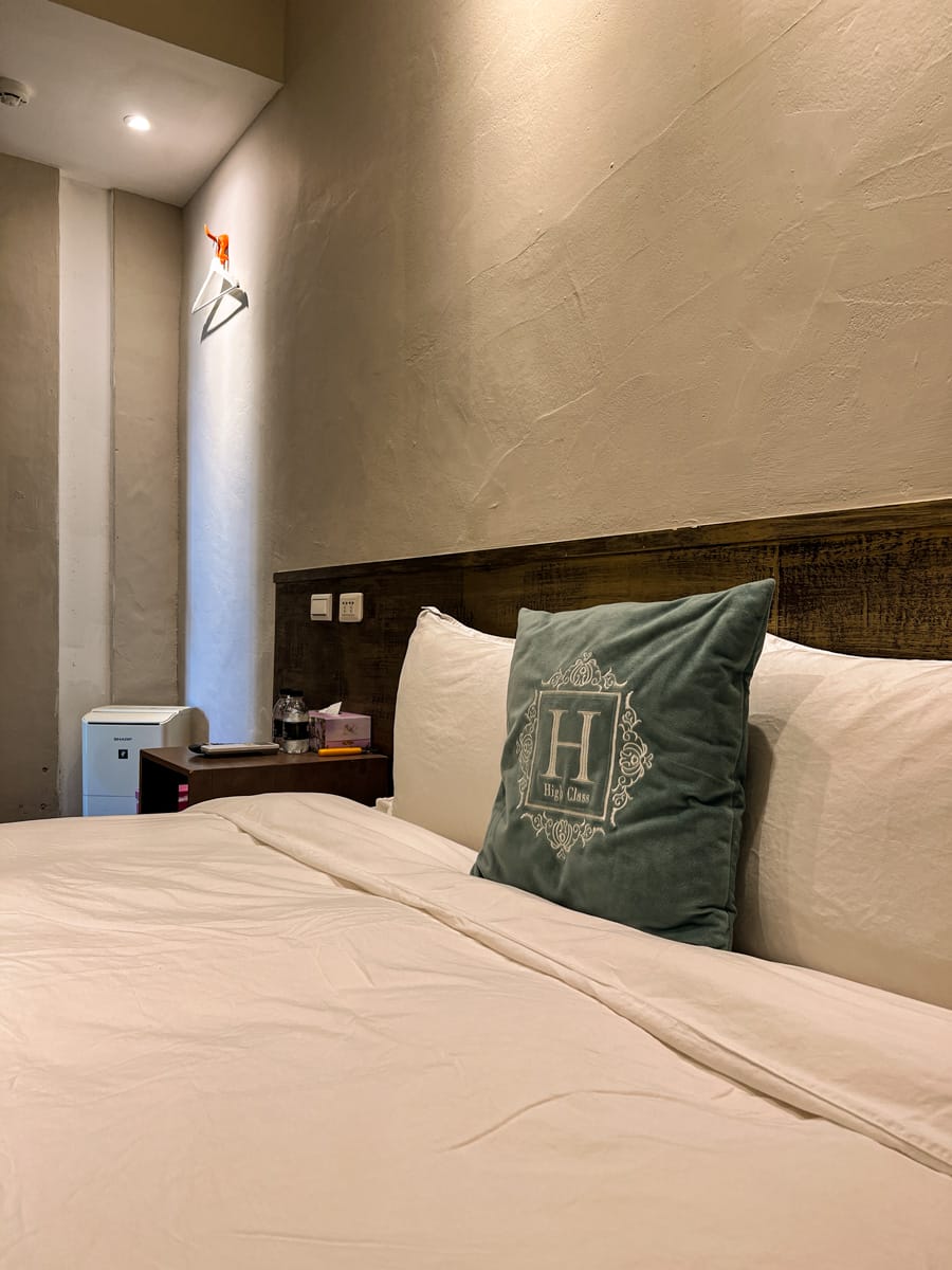 【M Bar House】九份唯一酒吧民宿推薦,在床上欣賞藍天白雲的夢幻奢侈待遇,復古懷舊工地風格的質感裝潢,出門上樓直接到酒吧! - 第39張圖