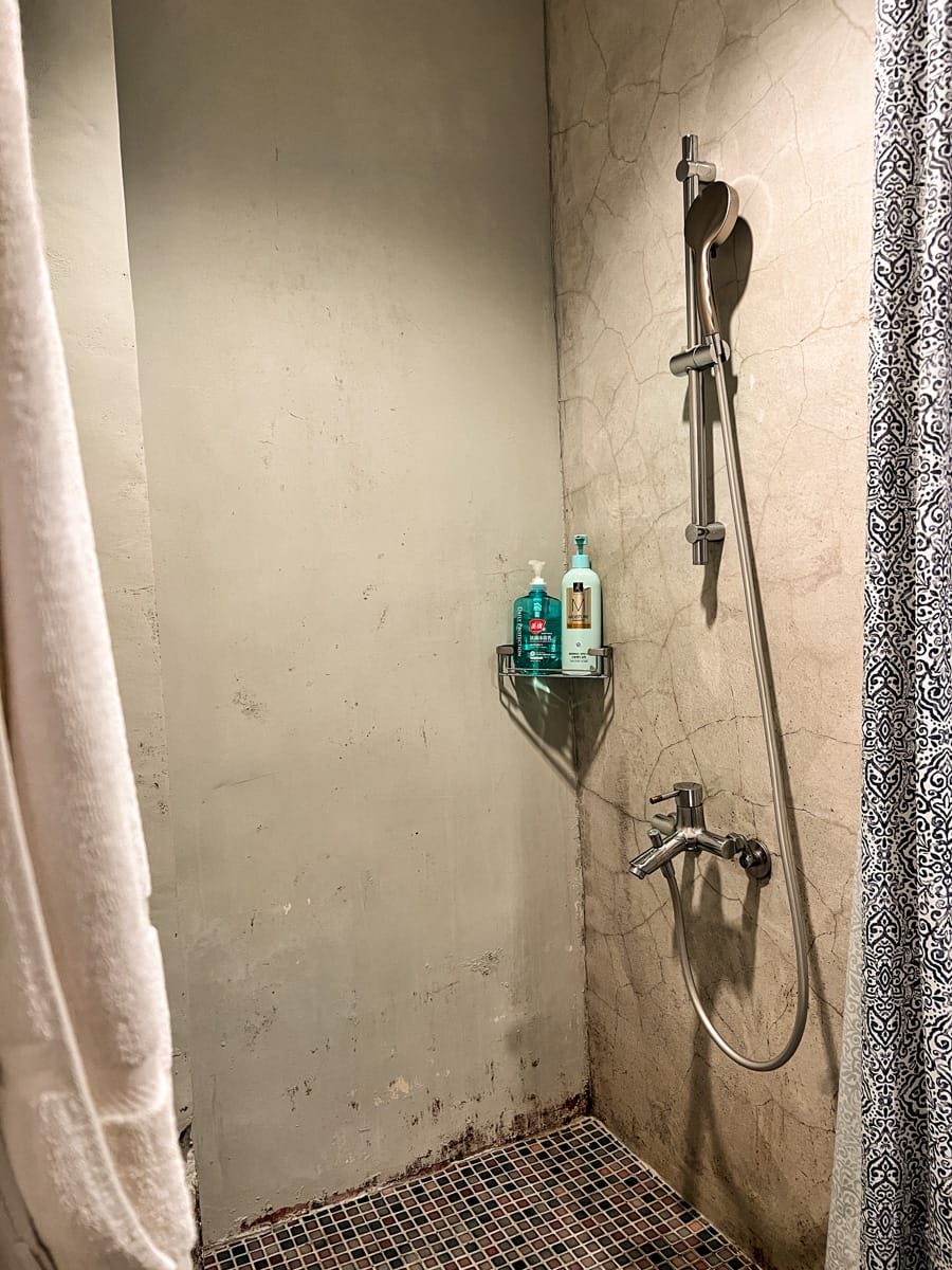 【M Bar House】九份唯一酒吧民宿推薦,在床上欣賞藍天白雲的夢幻奢侈待遇,復古懷舊工地風格的質感裝潢,出門上樓直接到酒吧! - 第43張圖