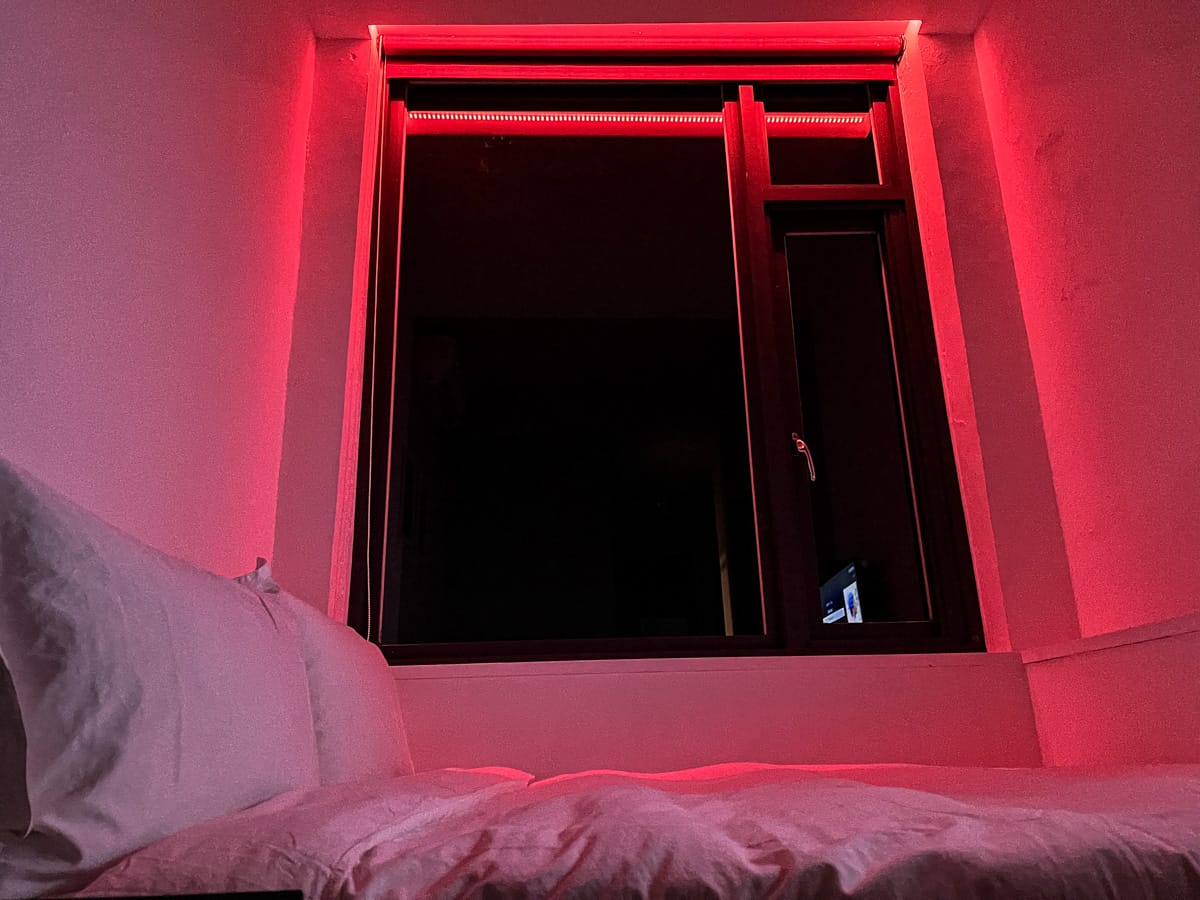 【M Bar House】九份唯一酒吧民宿推薦,在床上欣賞藍天白雲的夢幻奢侈待遇,復古懷舊工地風格的質感裝潢,出門上樓直接到酒吧! - 第21張圖
