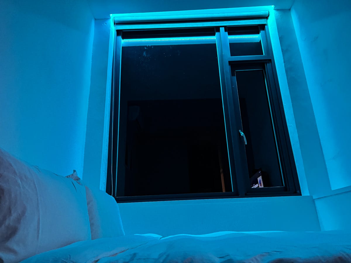 【M Bar House】九份唯一酒吧民宿推薦,在床上欣賞藍天白雲的夢幻奢侈待遇,復古懷舊工地風格的質感裝潢,出門上樓直接到酒吧! - 第23張圖