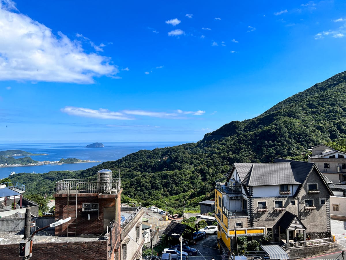 【M Bar House】九份唯一酒吧民宿推薦,在床上欣賞藍天白雲的夢幻奢侈待遇,復古懷舊工地風格的質感裝潢,出門上樓直接到酒吧! - 第3張圖